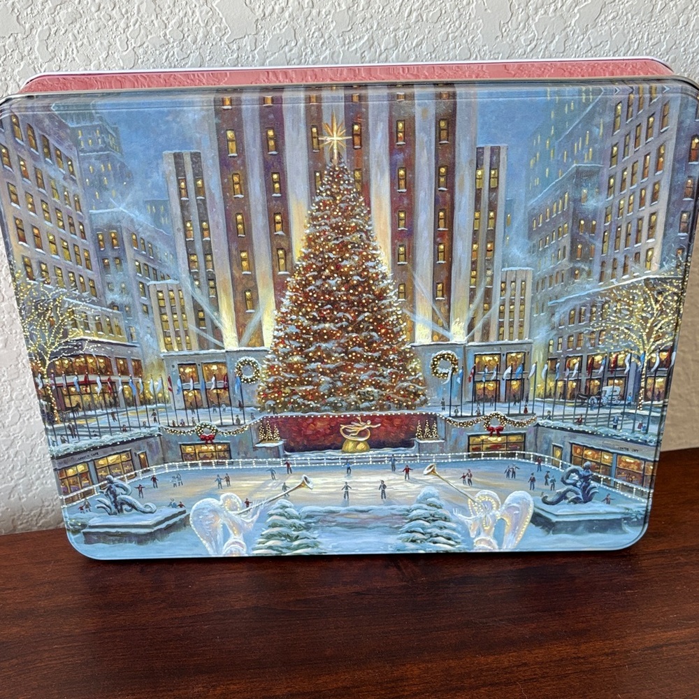 Rockefeller Center Ice Skating Christmas Scene 300 piece puzzle w/matching tin